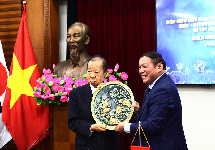 Bộ trưởng Nguyễn Văn Hùng tặng quà cho ông Nikai Toshihiro